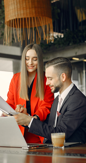Business professionals collaborating at a cafe table